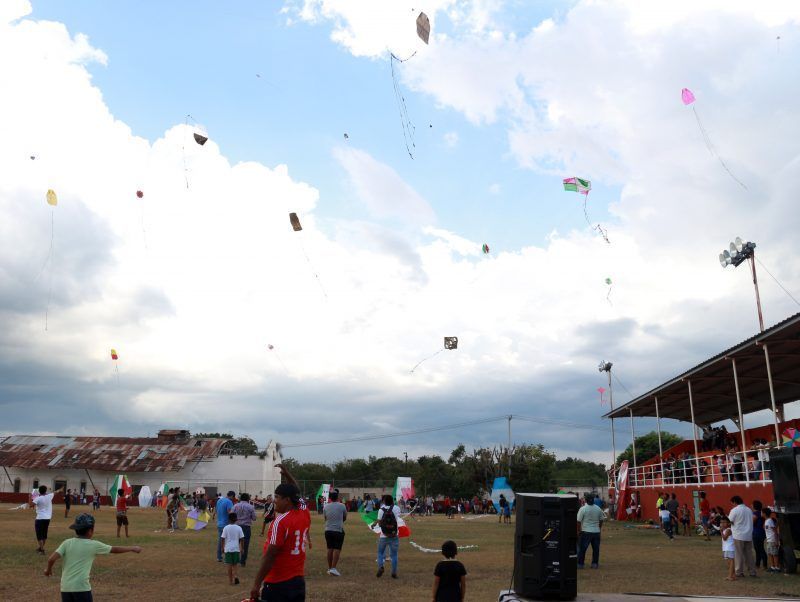 El cielo se pone de colores; tradicional concurso municipal de papalotes con excelente respuesta