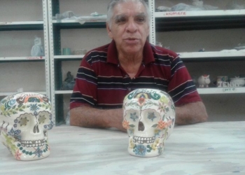 Manos de artista, convierten simple tierra en piezas llenas de vida