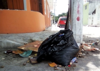((FOTOS)) Basura ensucia calles céntricas de Cancún