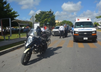 Chocan policías de Playa mientras acudían a una emergencia
