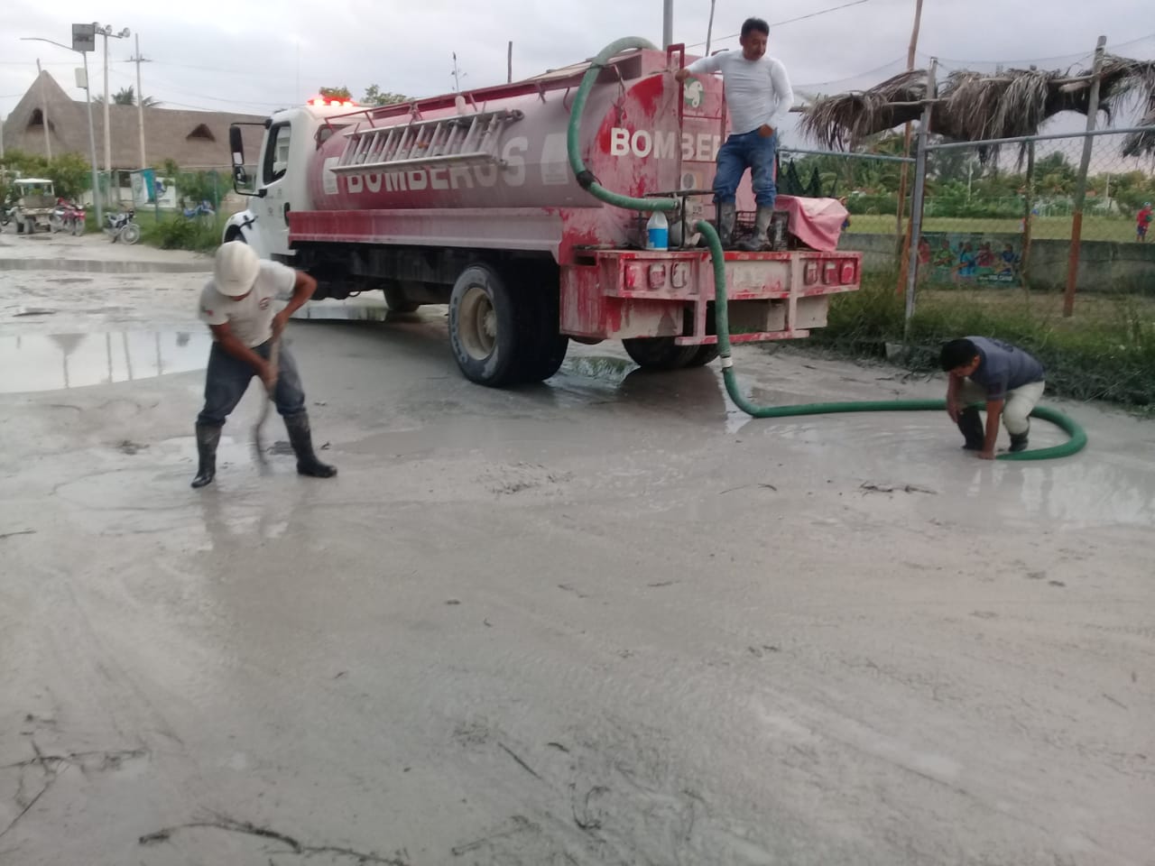 Desaguan calles de Holbox, tras frente frío