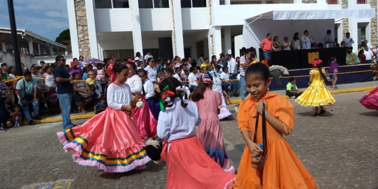 ((FOTOS)) Despliegan colores y pasión en desfiles revolucionarios