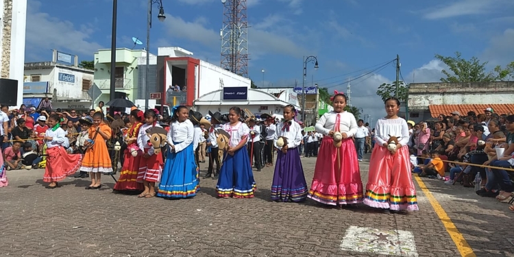 ((FOTOS)) Despliegan colores y pasión en desfiles revolucionarios