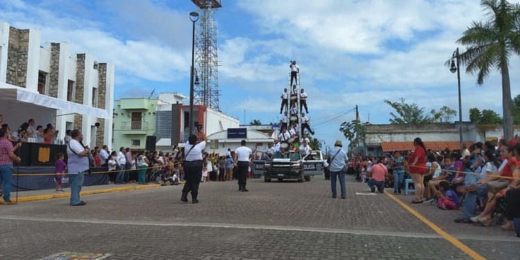 ((FOTOS)) Despliegan colores y pasión en desfiles revolucionarios