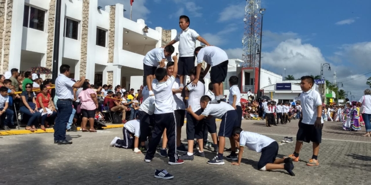 ((FOTOS)) Despliegan colores y pasión en desfiles revolucionarios