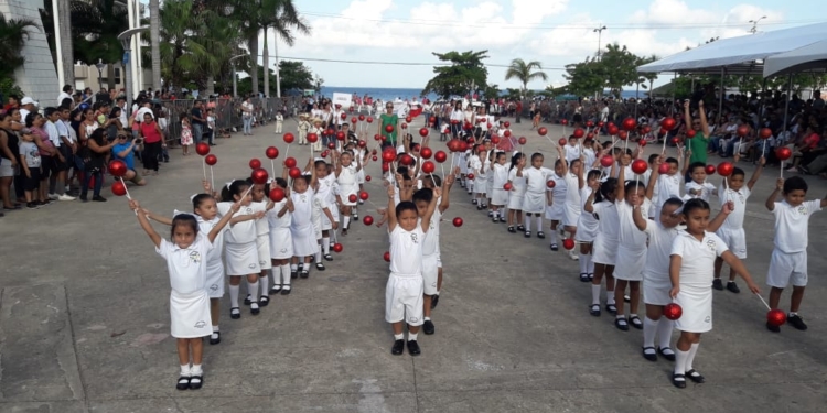 ((FOTOS)) Despliegan colores y pasión en desfiles revolucionarios