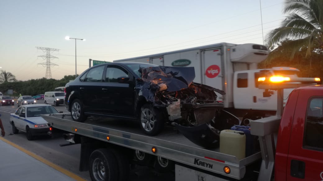Se estrella carro contra autobús en la Riviera Maya