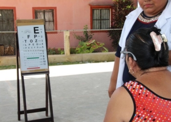 Apoyan a ciudadanos de Xcabil con jornada de salud visual