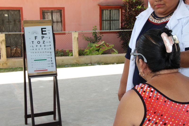 Apoyan a ciudadanos de Xcabil con jornada de salud visual