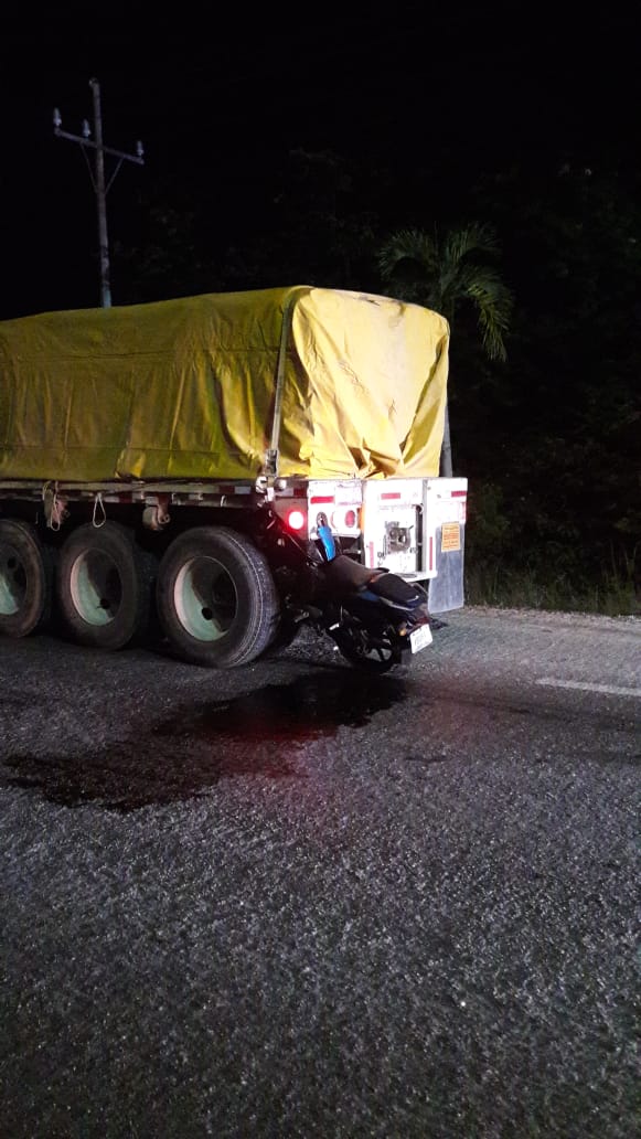 Mueren dos al chocar motocicleta contra tráiler