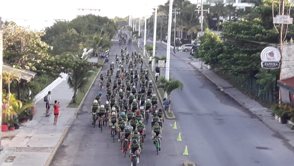 Multitudinaria salida del Gran Fondo de Nueva York en Cozumel