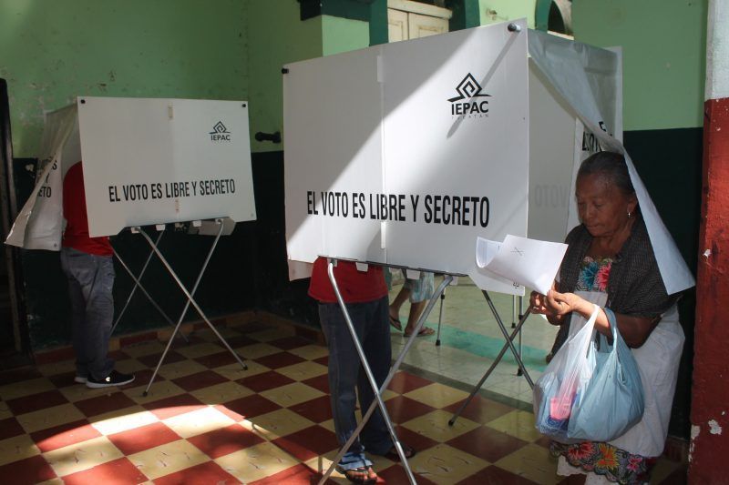 Jornada democrática en comisarías bajo el resguardo de policías