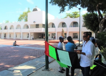 Empleados de “Inteligencia México” protestan afuera del Ayuntamiento