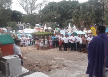 Ofrecen misa en memoria de los difuntos