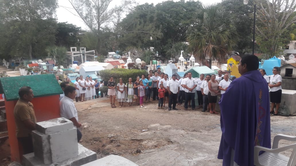 Ofrecen misa en memoria de los difuntos