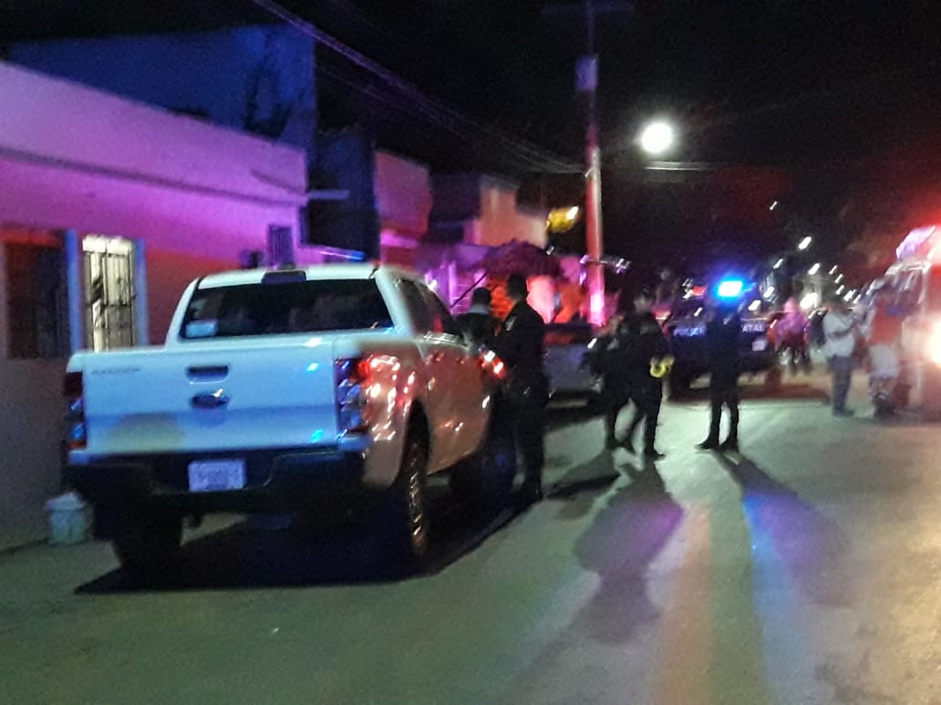 De tres disparos matan a un joven en la 95
