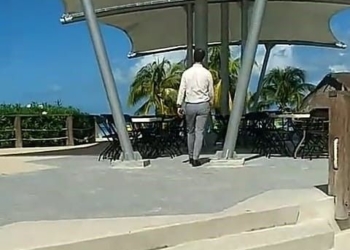Temen instalación de restaurante en Playa Langosta