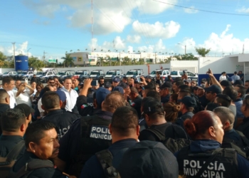 Policías corren a Jesús Pérez Abarca a empujones