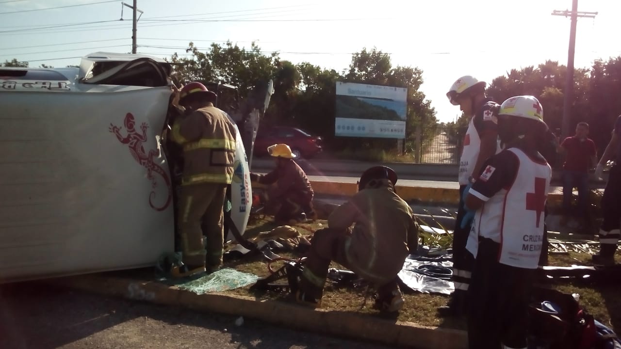 Choca van turística en carretera; hay ocho heridos