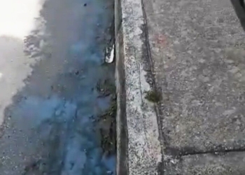 Vecinos del Fraccionamiento Caribe denuncian aguas jabonosas que contaminan las calles de la colonia