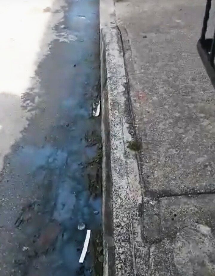 Vecinos del Fraccionamiento Caribe denuncian aguas jabonosas que contaminan las calles de la colonia