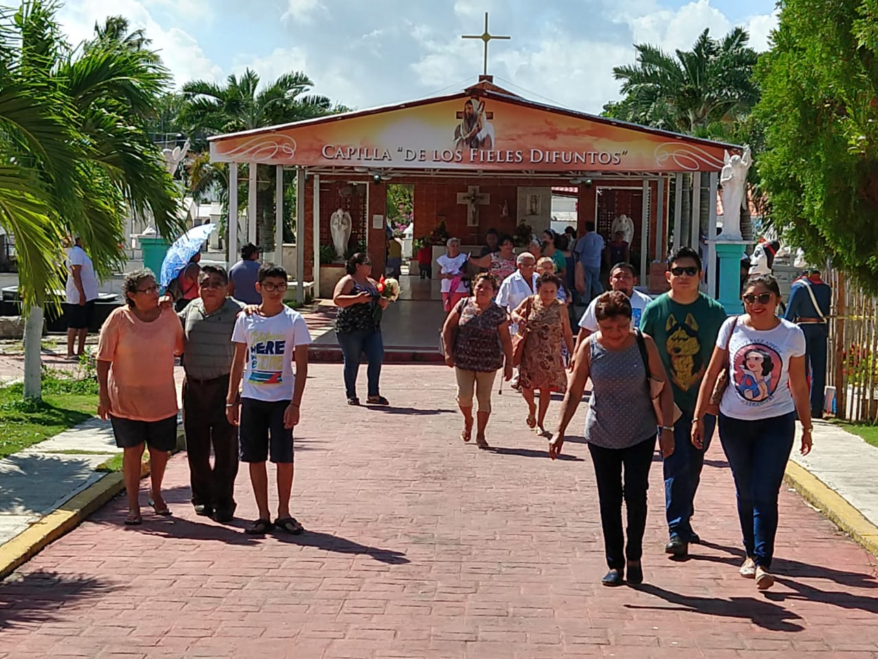 Decenas de personas visitan los camposantos de Chetumal