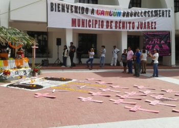 Con altar, protestan organismos civiles contra la violencia de género y los feminicidios
