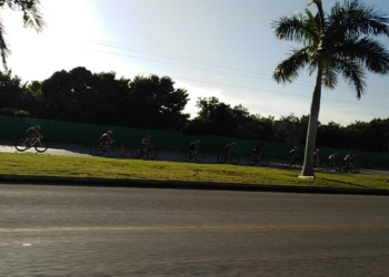 Practican ciclistas en carretera a Tulum