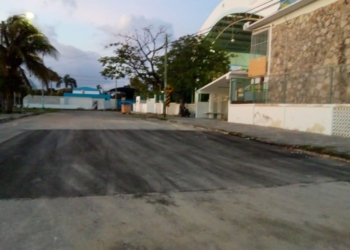 Reparan socavón enfrente a la escuela primaria Álvaro Obregón