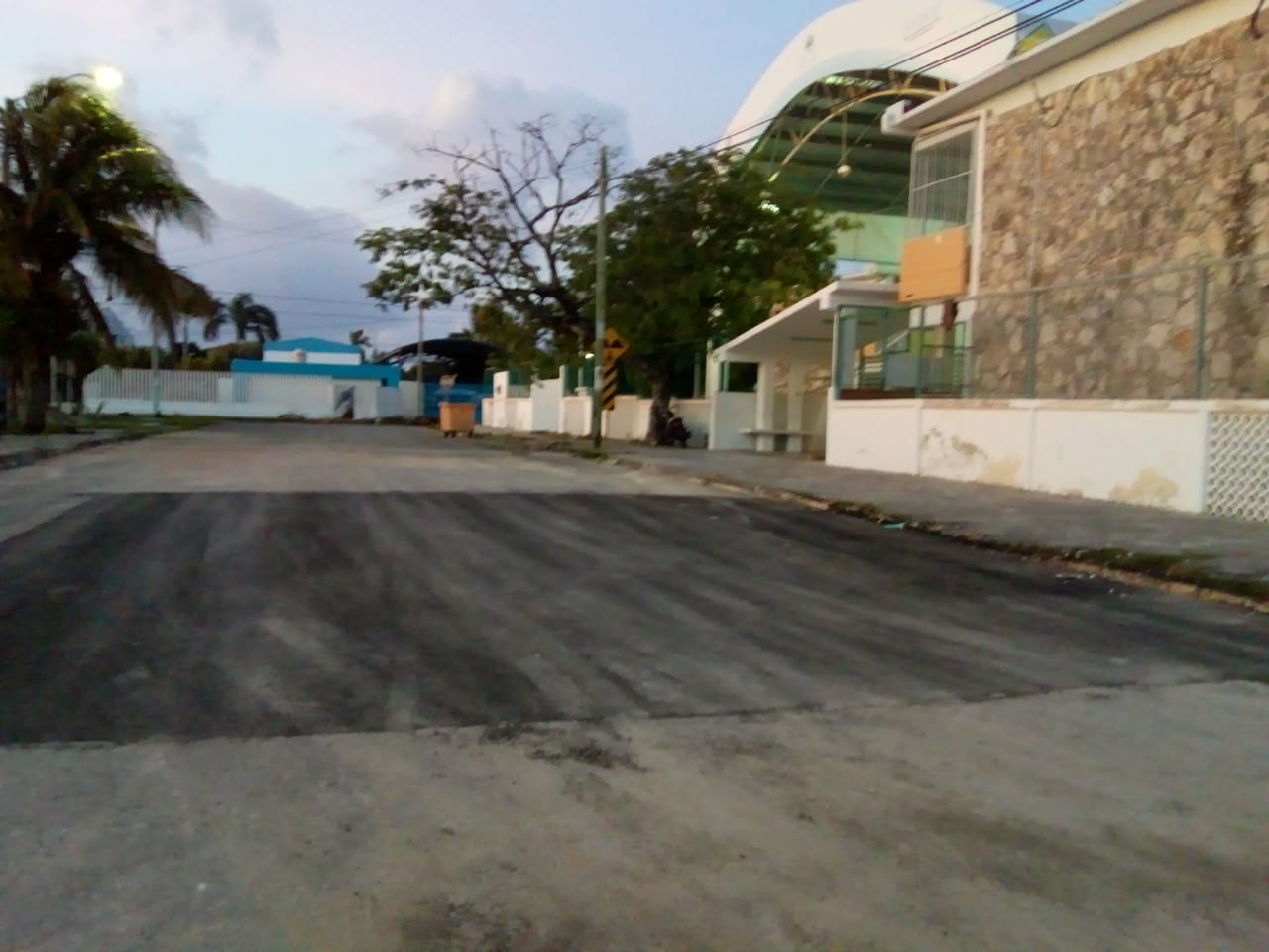 Reparan socavón enfrente a la escuela primaria Álvaro Obregón
