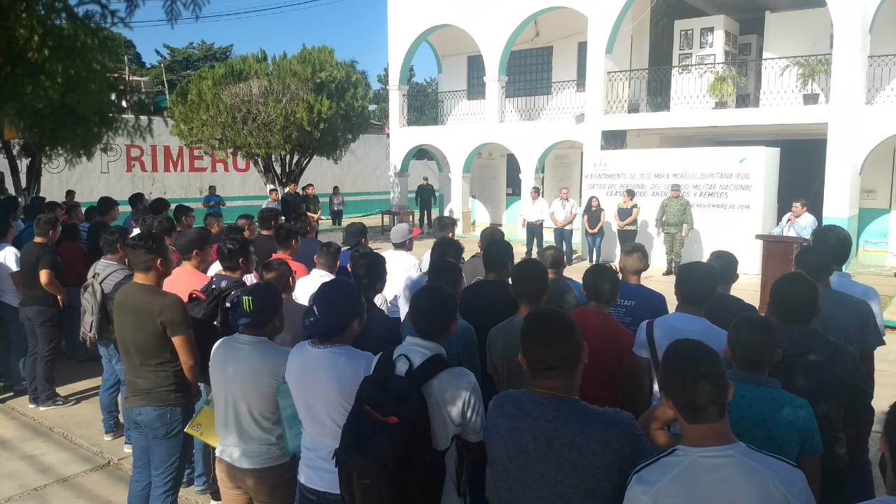 Jóvenes participan en el sorteo militar clase 2000 anticipados y remisos