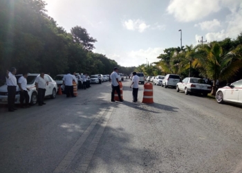 Bloquean taxistas vía costera de Tulum
