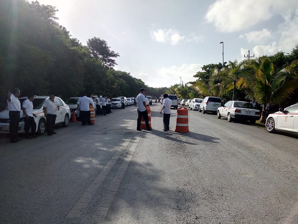 Bloquean taxistas vía costera de Tulum