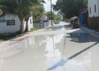 Frente frío deja calles anegadas en Holbox