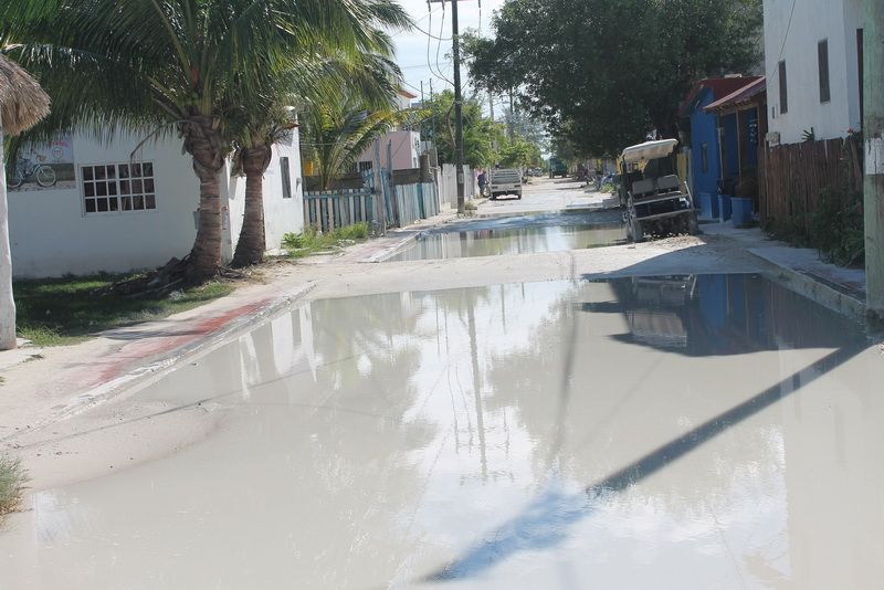 Frente frío deja calles anegadas en Holbox