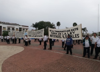 Marchan taxistas en Playa del Carmen contra mototaxis