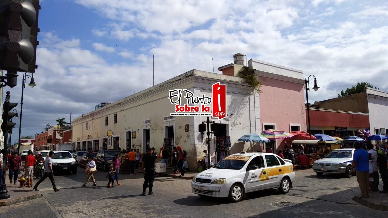 Víspera celebración provoca incremento en el flujo de personas en calles y comercios