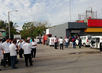 Se manifiestan taxistas contra mototaxis