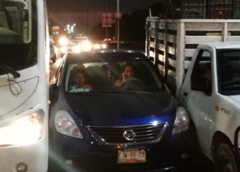 Ebria conductora atora su vehículo entre camioneta y autobús