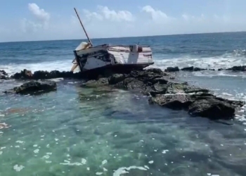 Hallan embarcación cubana encallada en Puerto Aventuras