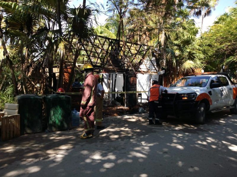 Incendio consume comercio en Tulum