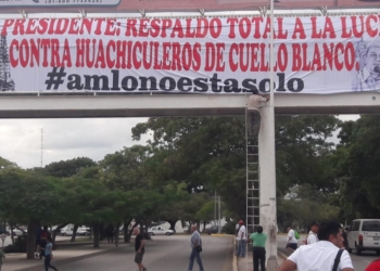Con mantas apoyan a AMLO contra el “huachicoleo”