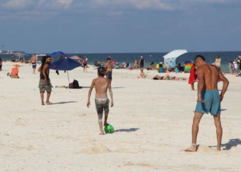 Frío no disuade a bañistas en Puerto Morelos