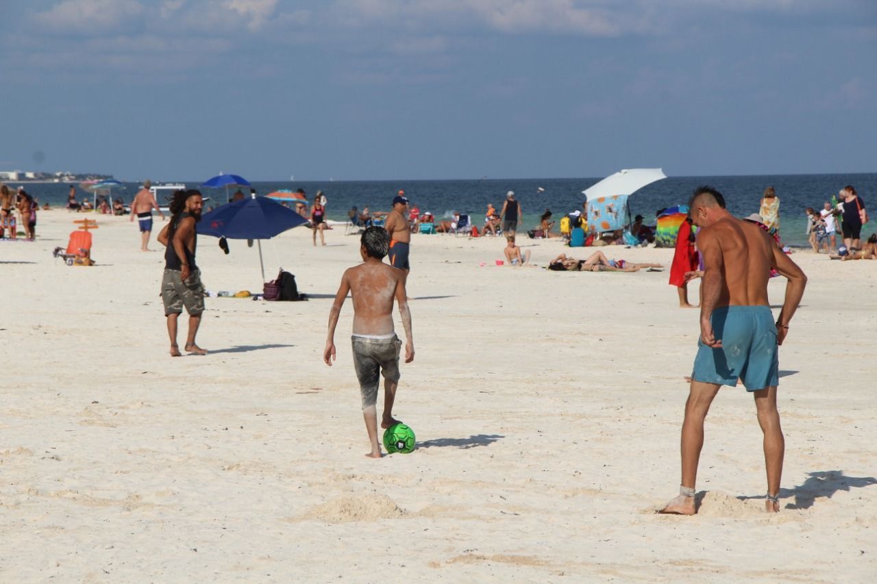 Frío no disuade a bañistas en Puerto Morelos