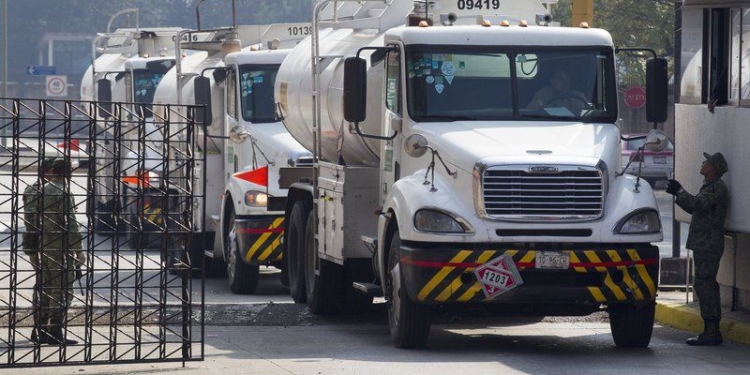 90115119. México, 15 Ene 2019 (Notimex-José Pazos).- Pipas de PEMEX cargadas de combustible salen de la Refinería de Azcapotzalco, revisadas minuciosamente por elementos del Ejército Mexicano y custodiadas por policías de la Secretaría de Seguridad Pública de la Ciudad de México. NOTIMEX/FOTO/JOSÉ PAZOS/JPF/HUM/4TAT/