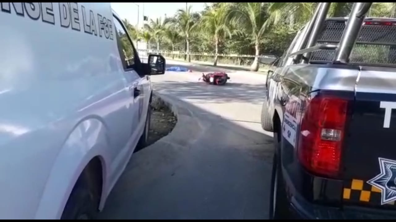 Le pasa por encima volquete a motociclista