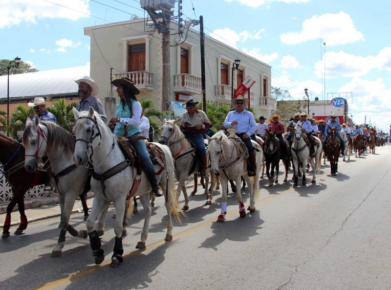 Una multitud de cabalgantes invade las calles de la Capital del Oriente Maya