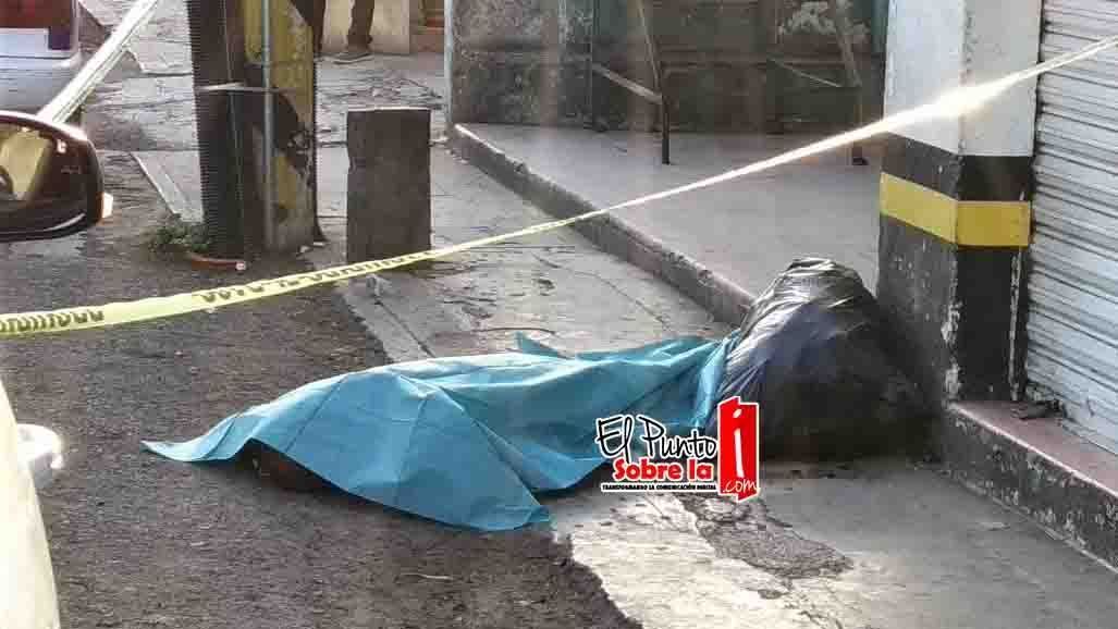 Cayó, se golpeó y ahí quedó