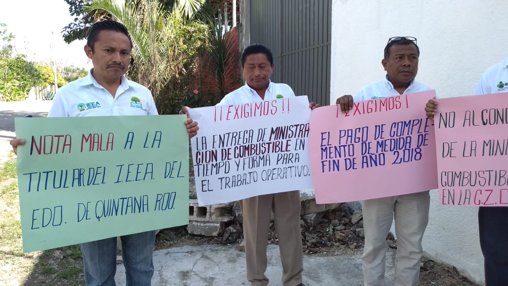 Se manifiestan trabajadores del IEEA en Felipe Carrillo Puerto