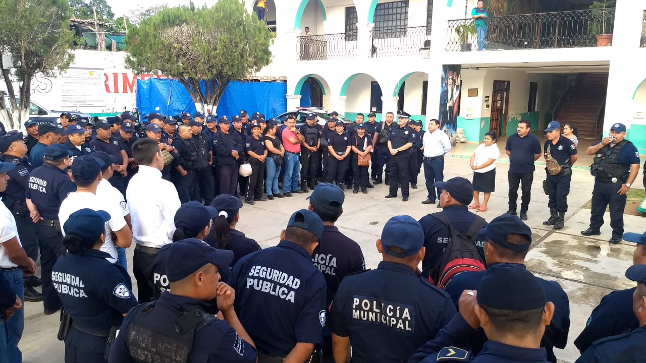 Policías municipales se inconforman en contra del Ayuntamiento